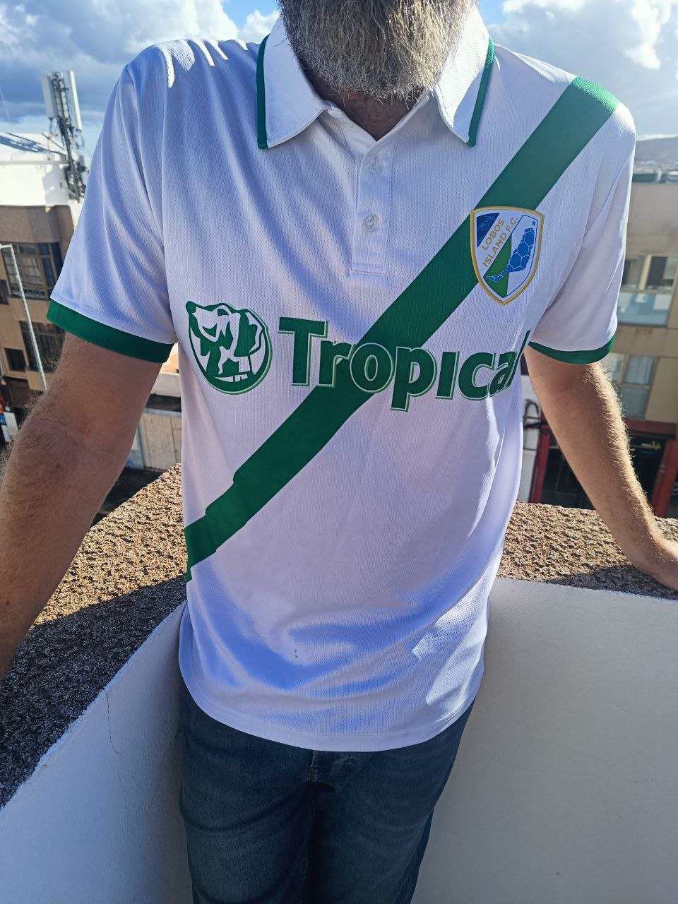 Camiseta Bordada "Lobo Trabajador" – Futbolera, Canalla y Elegante