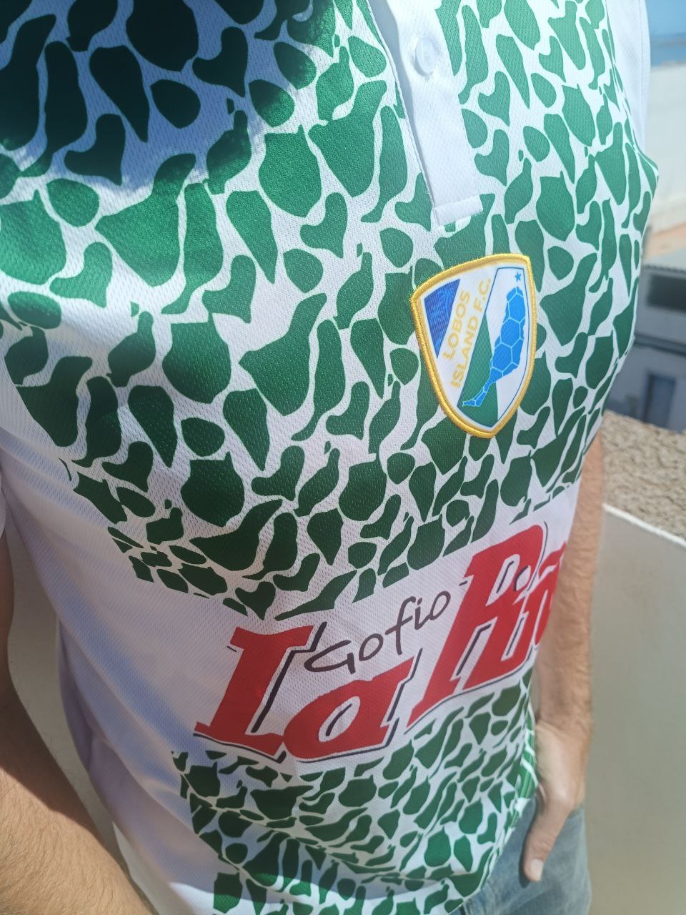 Camiseta titular con energía canaria